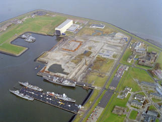 Het bouwterrein voor de Nieuwe Rijkswerf op het noord-oostelijk deel van de Nieuwe Haven zoals het was op 9 januari 1989. Links boven het fregattendok Dok VI. Bron: NIMH