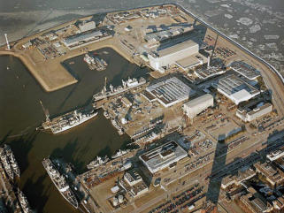 Het Marinebedrijf compleet. Linksboven het Sewaco bedrijf. In het midden het Schepenliftcomplex. Bron: HisDocMB